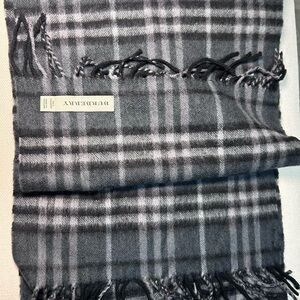 Burberry Black and Gray Plaid 100% cashmere Scarf - unisex Signature Check